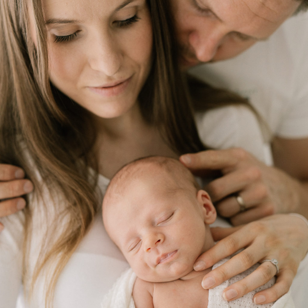 newborn kuvaus vauva ja vanhemmat valokuvaaja